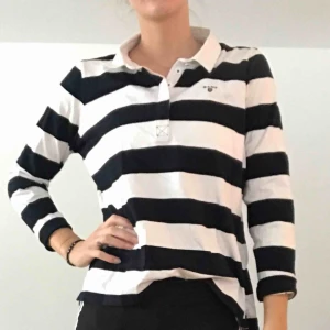  - Randig tröja från GANT, nypris 999kr. Priset är exklusive frakt, köpare står för frakt, kan även mötas upp i Sthlm.