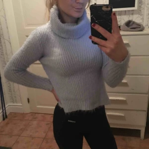  - Supermysigt ljusblå stickad tröja med polokrage som man viker. Jättevarm & len stickad tröja! Endast använt ett par gånger. Frakt ingår inte i priset :)