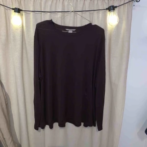  - Vinröd finstickad tröja i bra material från H&M+. anväbd en gång!   Betalas med swish. Kan mötas upp i Halmstad eller skicka mot frakt som betalas av köparen.   