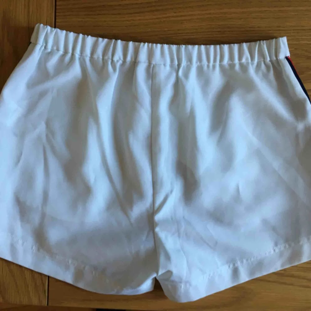 Ett par riktigt cleana, casual FILA-shorts i herr M. Sprillans nya men för stora för mig som brukar ha XS eller S.. Shorts.