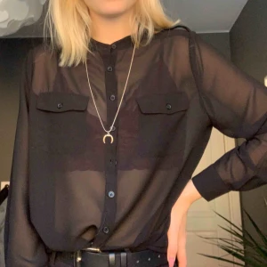  - Svart mesh blus från BikBok! Endast använd fåtal gånger då den är aningen för liten för mig. 