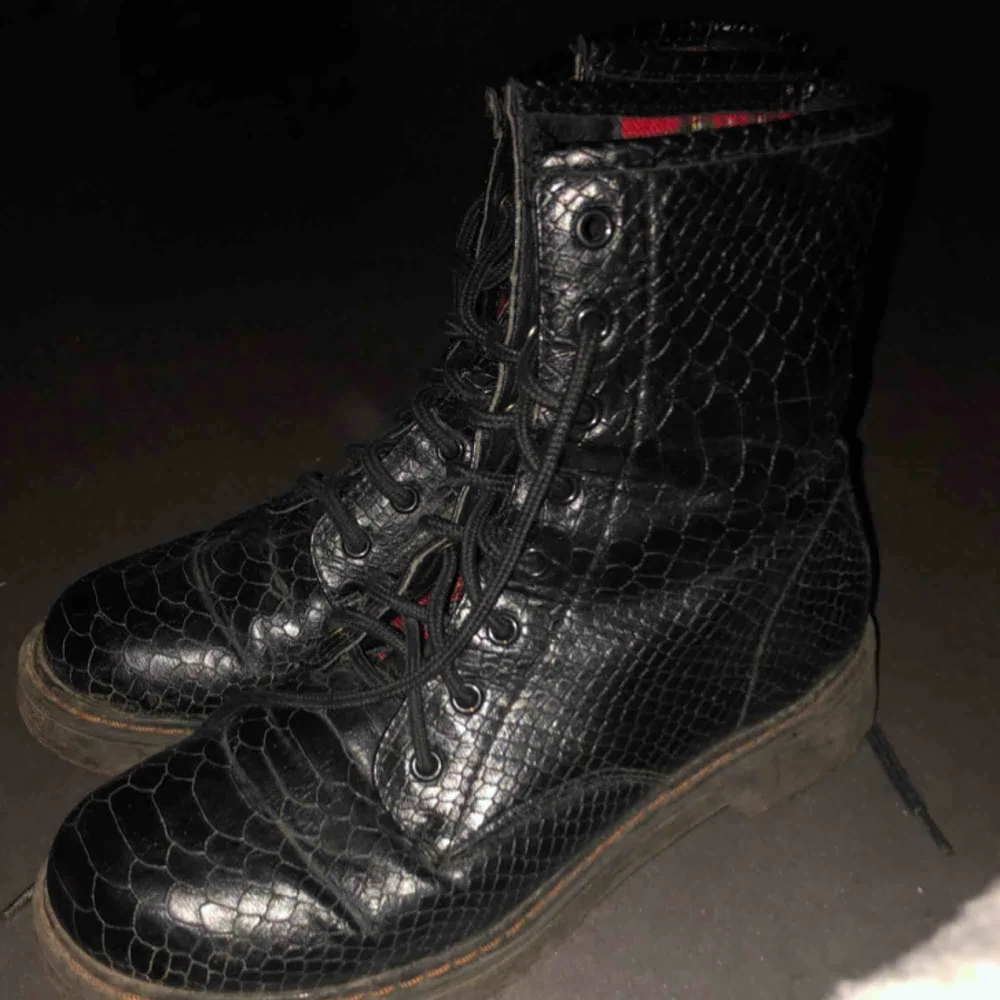 Sååå snygga boots i det trendigaste mönstret! Sparsamt använda  100kr frakt . Skor.
