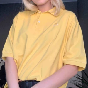  - Oversized gul piké från Kappa. Knappt använd av mig men jag har själv klippt av den! 