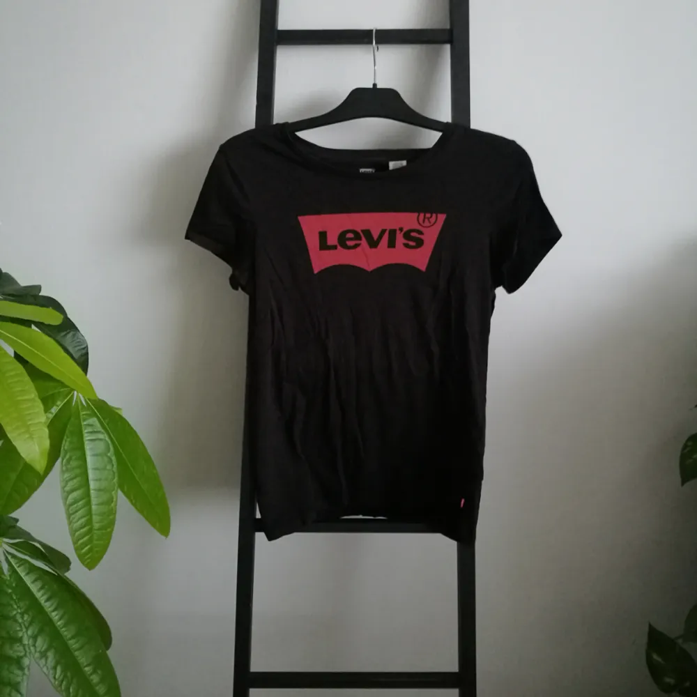Svart Levis tshirt, sparsamt använd. Frakt 39kr eller så möts vi i Stockholm!. T-shirts.