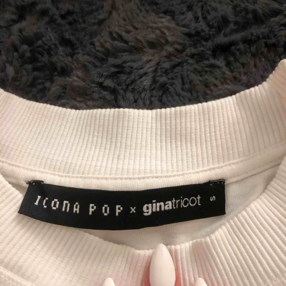 En tröja som är lite större i storleken. Den är från Gina Tricot  och från kollektionen med Icona Pop. Den är oanvänd och superskön.. T-shirts.