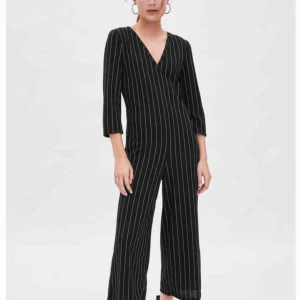  - V-ringning, vid jumpsuit från Zara✨ Aldrig använd✨med prislappen kvar!