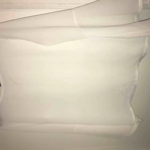  - Enkel vit blus med vida armar. Precis nyinköpt ifrån ASOS , använd en gång. 