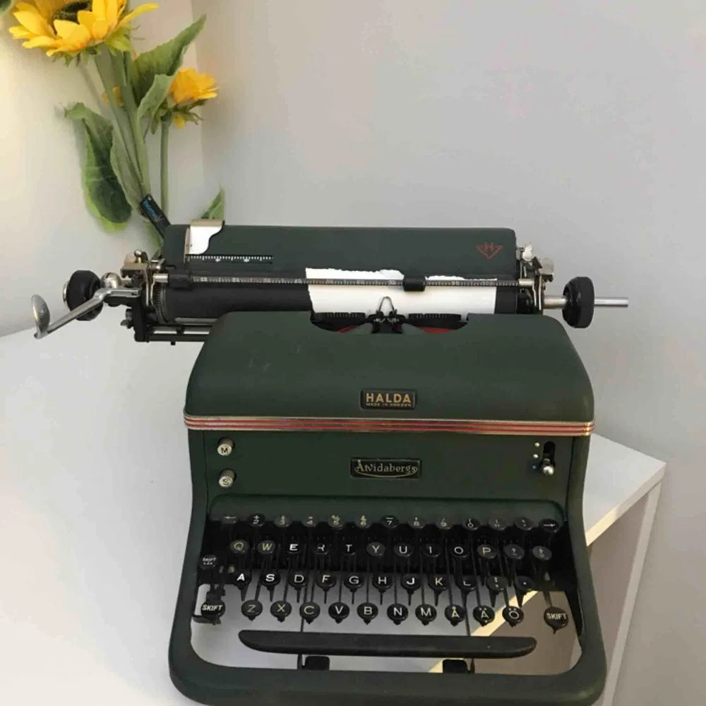  superduperfin skrivmaskin som fungerar bra och är supervintage 🥰🥰 finns i värnamo tillverkningsår 1947! med frakt blir det 550kr 🌼🌼. Övrigt.