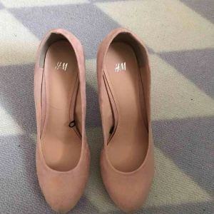  - Säljer en mocka rosa sko och den är jätte snygg och fint. Pga är stor för mig. Provade i inomhus. Köparen står för frakt :))