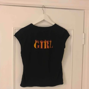  - Svart tshirt med ”GIRL” tryck på ryggen. I bra skick! 