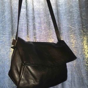  - Skinnväska i äkta skinn från & other stories! Originalpris 1400kr, säljer för 200! 