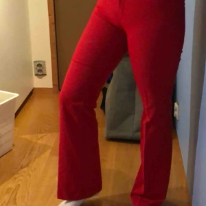  - Ett par snygga byxor i fint skick. Sitter snyggt på. Är inte genomskinliga men ganska tunt material så underkläder utan sömmar rekommenderas. Möts upp i Stockholm eller så står köparen för frakt 