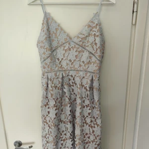  - Fin vadlång klänning från Gina Tricot som aldrig är använd då den är lite stor över bysten för mig.  