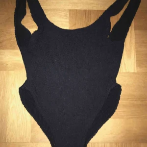  - Svart baddräkt Storlek : från XS-M urringad i ryggen