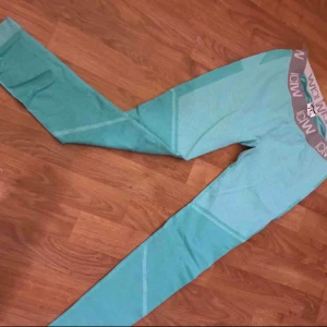  - Helt oanvända seamlesstights från ICANIWILL i turkos/ljusblå. Säljes på grund av fel storlek, endast provade.  Swish/kontant Avhämtning/möte, skickar ej.