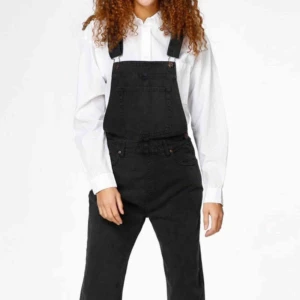  - Säljer dessa svarta hängselbyxor från dr denim, köpta här på plick. Ser inte exat ut så som på bilden, utan lite tajtare vid benen och rumpan. Kan mötas i Sthlm eller du betalar frakten 🤩🤤🤩 