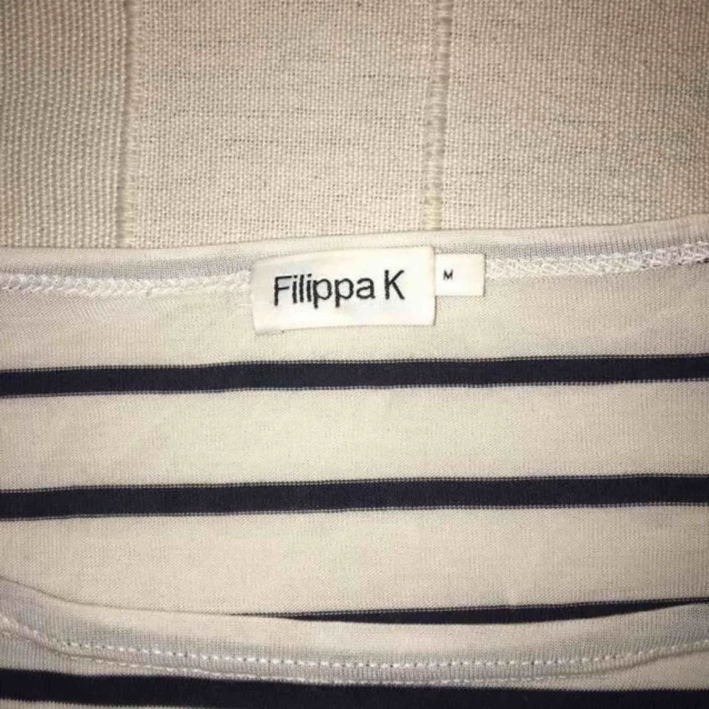 Skön randig tröja från Filippa K. Tröjor & Koftor.