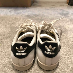  - Adidas Original Superstar, fint skick, lite smutsiga bara.        Köparen står för frakten , 60kr