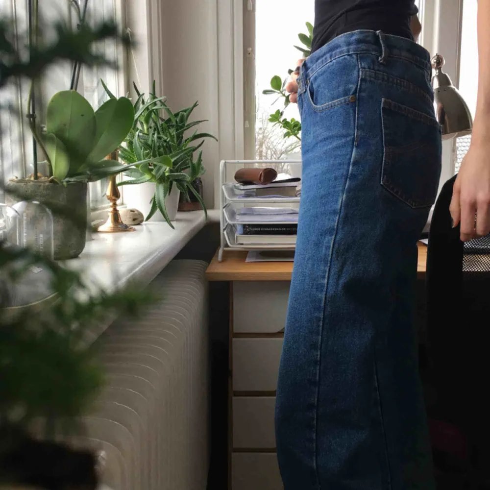 Supersnygga byxor från ”Roberto jeans”, begagnade och köpta på Erikshjälpen med avklippta ben. Superbra kvalitet. Säljer då de är för stora för min del. Kan möta upp i Lund eller Kristianstad, annars står köparen för frakt. . Jeans & Byxor.