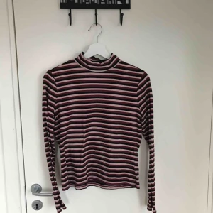  - Snygg randig tröja med liten turtleneck. Knappt använd 