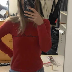  - Står ingen storlek men skulle säga att den är S. Den är i nyskick och köparen står för frakt. 