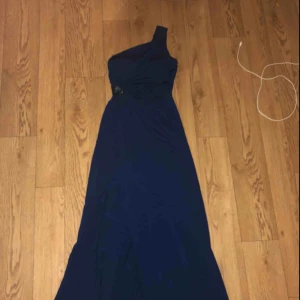  - Jättefin balklänning med en axelband och slits på ett ben Perfekt till bröllop och balen 
