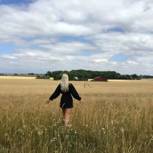  - Klänning från H&m i storlek 36. Har använt den en gång med tydligen glömt ta av prislappen, så prislappen är kvar. Köparen står för frakten