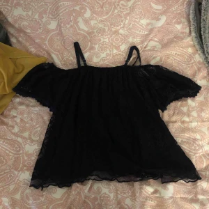  - En marinblå off-sholder blus ifrån Chelsea 