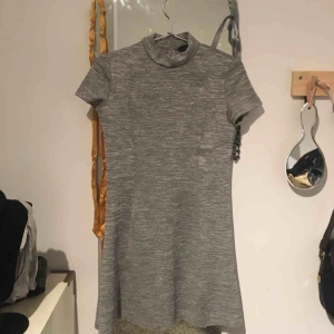  - Världens coolaste och sötaste klänning från Zara! Använd en gång, supersöt figursydd med stygn som formar kroppen så snyggt. Ljusgrå med halvpolo och lite utsvängd.
