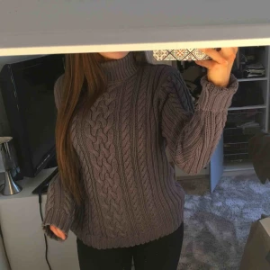  - Grå/blå kabelstickad från LOGG. Liten öggla på baksida nacke men syns ej. Storlek M men passar perfekt på mig som har S i vanliga fall