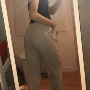  - Beige/gråa kostymbyxor ifrån Zara. Aldrig använda. Är i strl xs men passar definitivt S