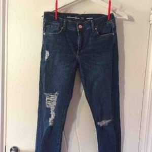 Skinny jeans med hål. Aldrig använda. Köpare står för frakt :)