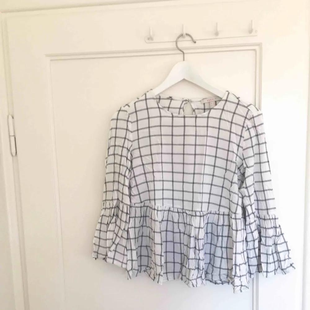 Super cute blouse by ESPRIT! Rarely worn  Good condition  Pick up or shipping (shipping cost 59kr extra). Blusar.