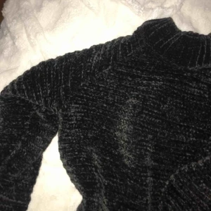  - Otroligt skön, varm och mysig tröja! Väldigt lent material. Kort polokrage. Knappt använd.  Passar S och M