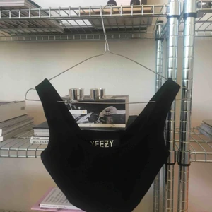  - YEEZY season 1 topp inköpt i miami, använd 2 ggr. storlek S  500kr (inköpt för 1200kr)   tar emot bud 🙂  man kan komma förbi mitt kontor i sthlm (skanstull) och hämta eller skickar jag med post!