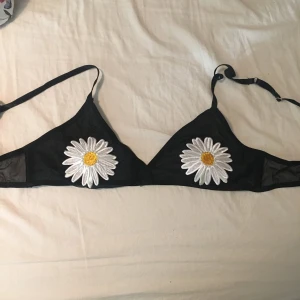  - Superfin bh utan bygel eller vaddering från urban outfitters. Är en storlek M men skulle snarare säga att den motsvarar en S!