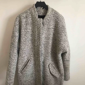  - Kappa från HM. Supersnygg och knappt använd. Köparen står för frakten.