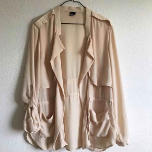  - Ljusrosa tunn jacka. Använd 2 gånger och i bra skick. Köpt för 300kr, säljs för 100kr.  Kan mötas upp i Stockholm annars står köparen för frakten. 