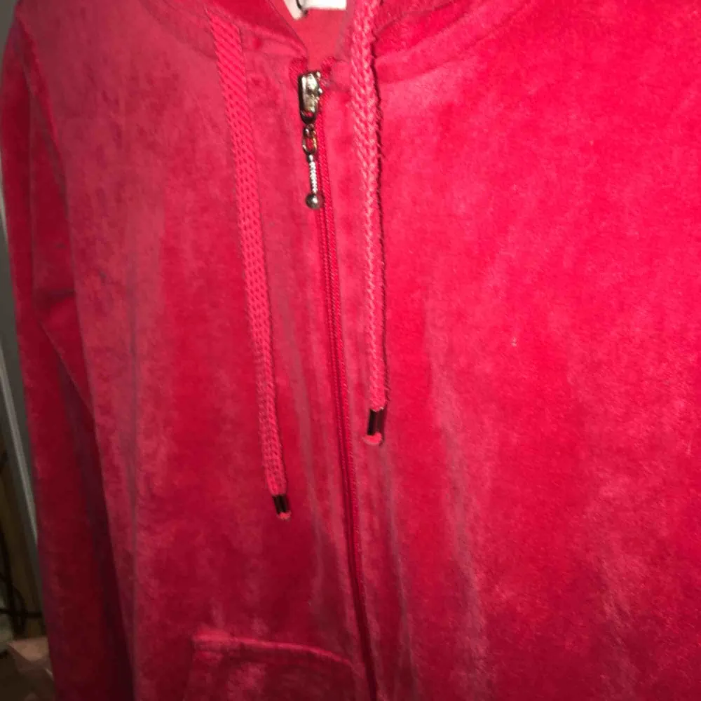 Röd samets tröja från Cubus. Säljes pga att den aldrig kommer till användning. Nypris 249kr, 50kr inklusive frakt. . Hoodies.