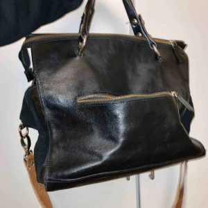  - Riktigt snygg läder väska från K.Cobler.  Lite trasigt innerfoder, annars i riktigt fint skick! 