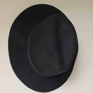 Snygg svart filtad hatt från Weekday. Aldrig använd. 