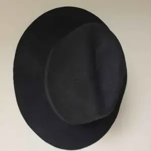 Snygg svart filtad hatt från Weekday. Aldrig använd. 