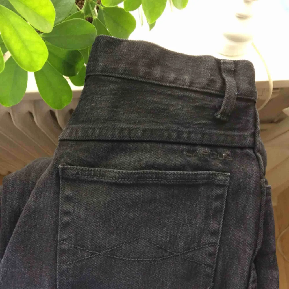 Riktigt sköna svarta jeans med fin passform. Något utsvängda ben. Ca stl 27-28. Köpta på second hand, ändå i väldigt gott skick utan slitningar någonstans. Skickar gärna fler bilder om så önskas! Frakt (ca 60 kr) tillkommer 🌿 . Jeans & Byxor.