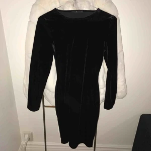  - Sammetsklänning med fin passform i fint skick. 
