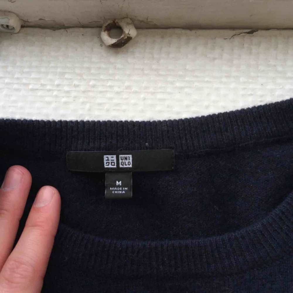 Härlig mörkblå stickad tröja i 100 % kashmir från Uniqlo. Underbart lätt och skön att bära. Lite nopprig, men inget som stör tycker jag. Frakt tillkommer 🌊. Stickat.