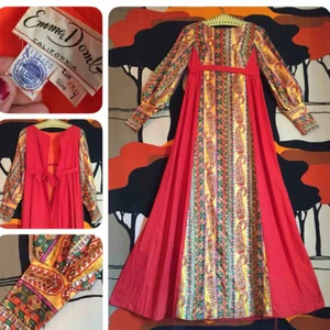  - Vintageklänning.Hög midja under byst. Dragkedja baktill som tyvärr hoppat ur o måste bytas ut. En liten fläck, se extrabild.Passar bäst för ngn m strlk 34. Mått; Axelbredd; 37 cm Ärmlängd; 60 cm Midja; 74 cm Längd; 142 cm  