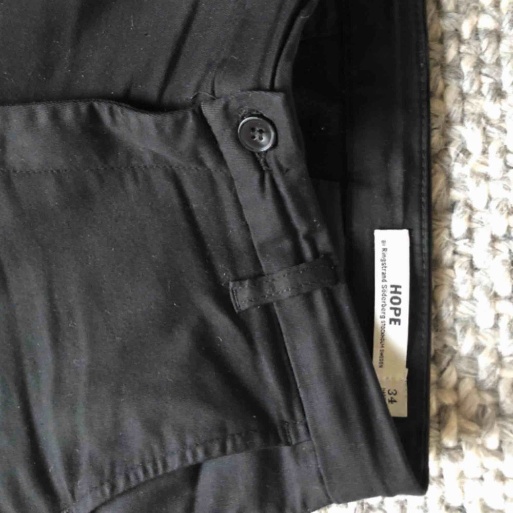 Jättefina HOPE-kostymbyxor i strl 34. Orginalpris: ca 1400kr. Ge gärna ett bud!. Jeans & Byxor.