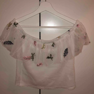  - Supersöt off shoulder tröja från hm som är knappt använd💕 köpt för 250 kr