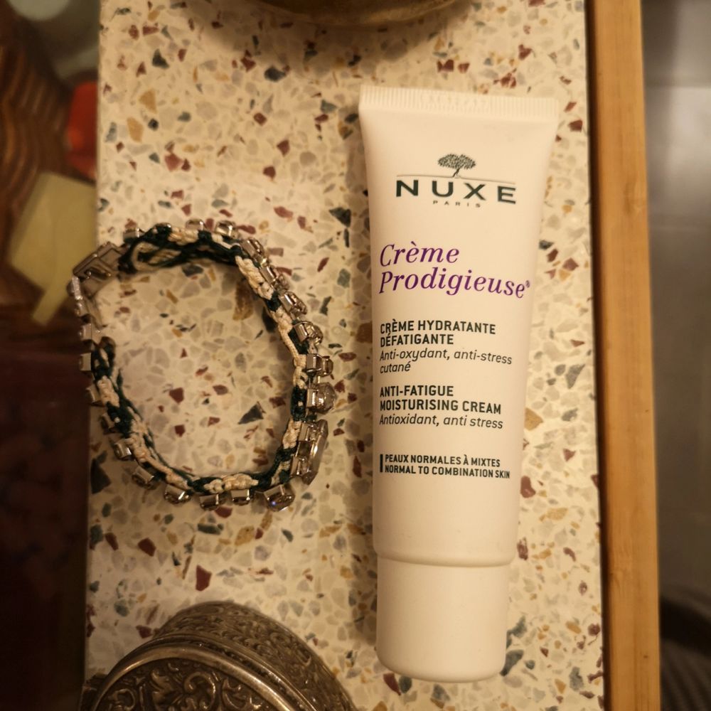 Hudkräm för kombination eller normal hud. Från det franska hudvårdsmärket Nuxe, doftar gott men kraftigt, så inget för den känsliga. Har endast testat den en gång.  Frakt är inkluderat i priset. . Övrigt.