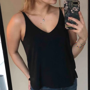  - Linne från Bikbok med v-ringning, djupare i ryggen. Material som en blus vilket gör den lite festligare. Jätteskönt och simpelt linne som funkar till allt. Passar även S  Köper du det vita också bjuder jag på frakten annars står köparen för frakt 🌸